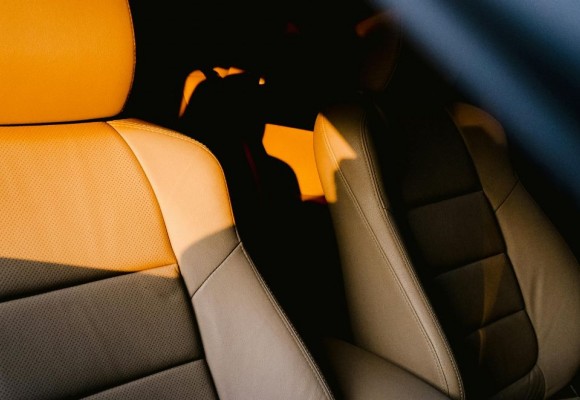 Materiały tapicerskie odporne na promieniowanie UV jak wybrać tkaninę i skórę do nasłonecznionych wnętrz oraz na zewnątrz