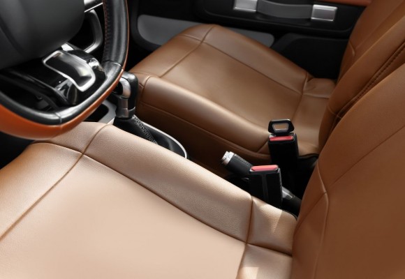 Materiały tapicerskie odporne na promieniowanie UV jak wybrać tkaninę i sk&oacute;rę do nasłonecznionych wnętrz oraz na zewnątrz