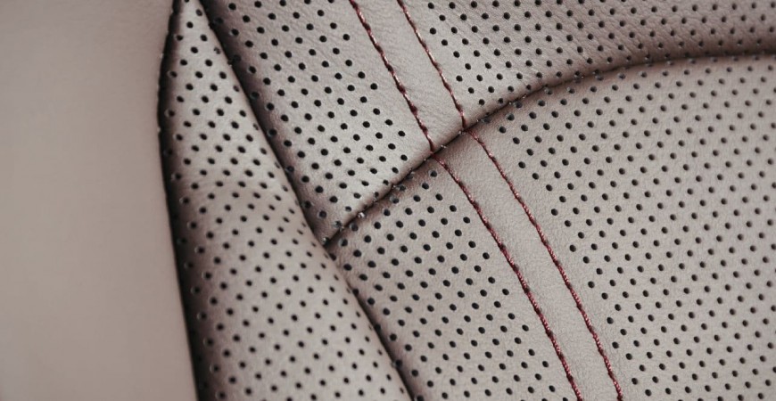 Jak powstaje skóra samochodowa – proces garbowania krok po kroku