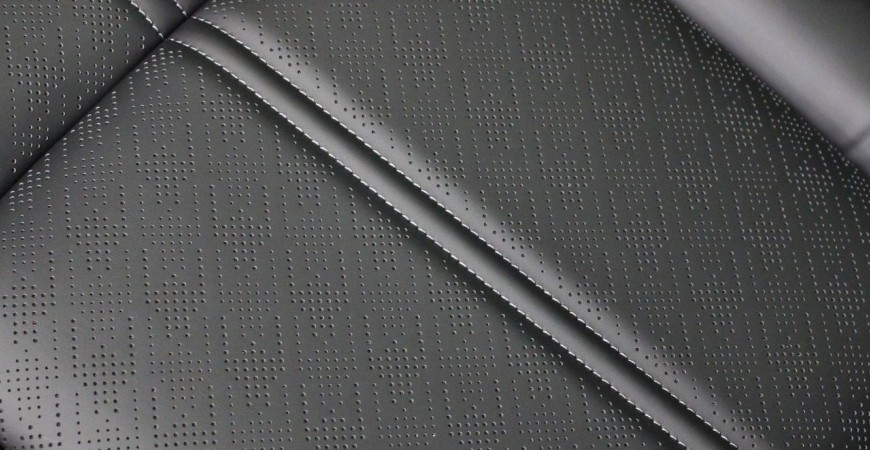 Skóra perforowana w aucie – gdzie ją spotkasz i po co się ją stosuje