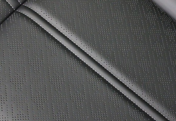 Skóra perforowana w aucie – gdzie ją spotkasz i po co się ją stosuje